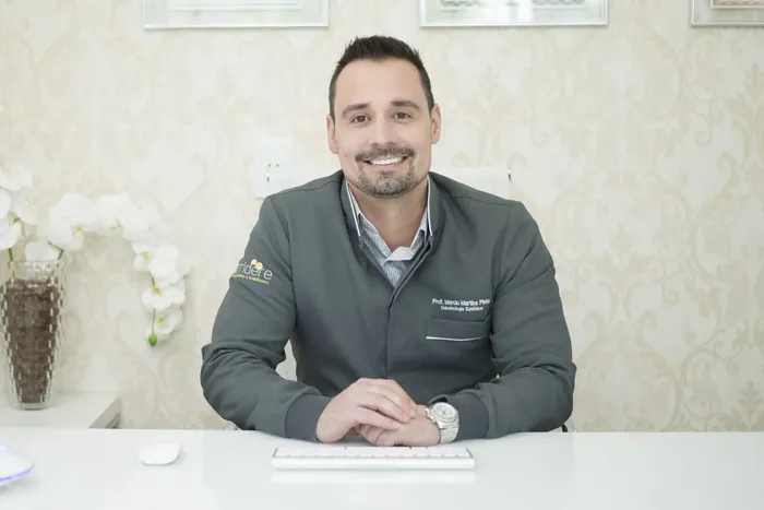 Dr. Márcio Martins Pinto — jaleco com nome bordado 'Prof. Marcio Martins Pinto / Odontologia Estética'